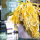 ...una �testa� realizzata con pezzi di carta...